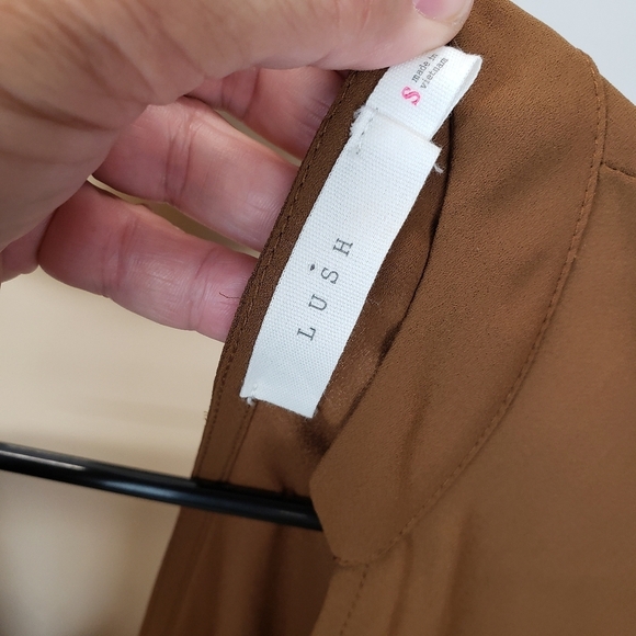 Lush blouse with plunge neckline and cutout in back Size Small - Picture 6 of 9